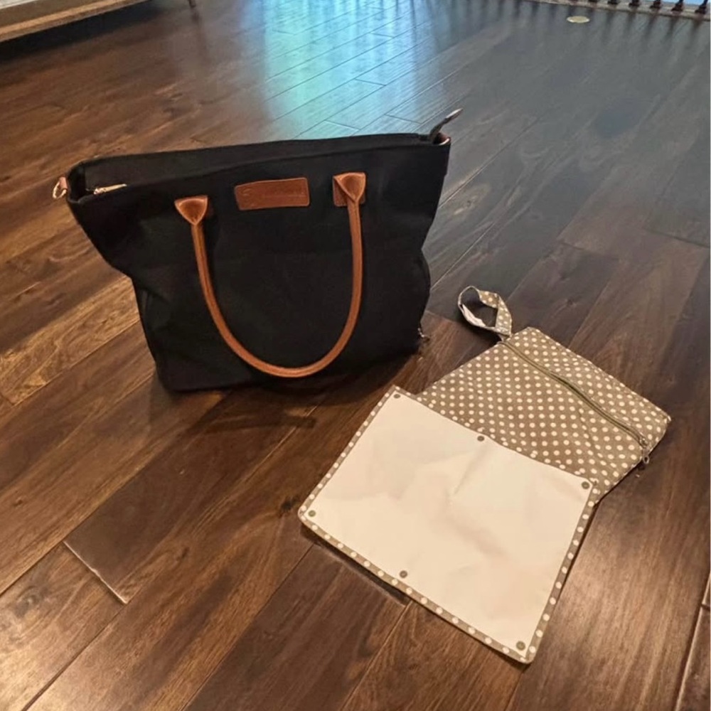 Black pump and accessories bag